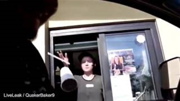 بالفيديو.. شابان يدفعان ثمن مزاحهما الثقيل مع موظفة