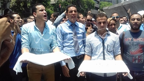 بالفيديو والصور.. التفاصيل الكاملة لوقفة «ثلاثاء الحسم» لحملة الماجستير أمام الوزراء.. «الداخلية» تدفع بالشرطة النسائية والحواجز الحديدية تحسبًا لأعمال العنف.. و«هتافات»: «ياحكومة بقيتي عالة» 