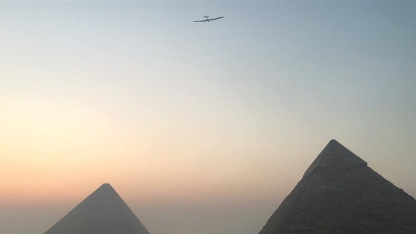 الطائرة «سولار إمبلس 2» تعبر الأهرامات باتجاه القاهرة الطائرة «سولار إمبلس 2» تعبر الأهرامات باتجاه القاهرة