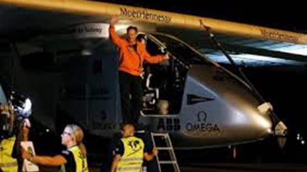 قائد «سولار إمبالس 2» يحتفل بتحليق الطائرة الشمسية فوق الأهرامات قائد «سولار إمبالس 2» يحتفل بتحليق الطائرة الشمسية فوق الأهرامات