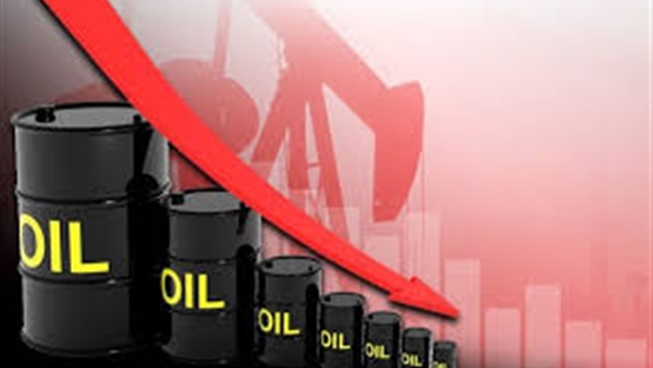 النفط يهبط 4% وبيانات المخزونات الأمريكية تزيد المخاوف من تخمة المعروض