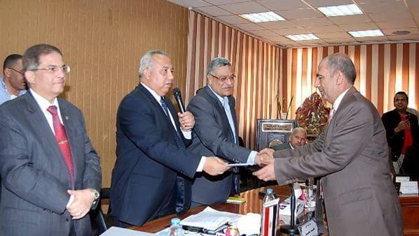 بالصور.. محافظ الشرقية يكرم المتميزين من قيادات العمل التنفيذي 