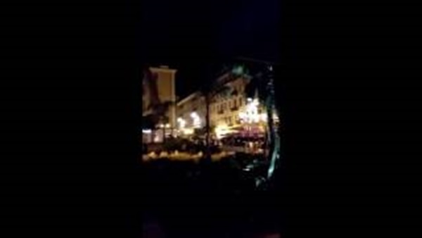 أول فيديو للحظة دهس شاحنة لمواطنين في فرنسا أول فيديو للحظة دهس شاحنة لمواطنين في فرنسا