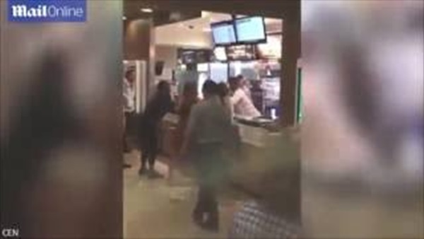 بالفيديو.. مشاجرة بين فتاتين وعمال ماكدونالدز في أمستردام بالفيديو.. مشاجرة بين فتاتين وعمال ماكدونالدز في أمستردام