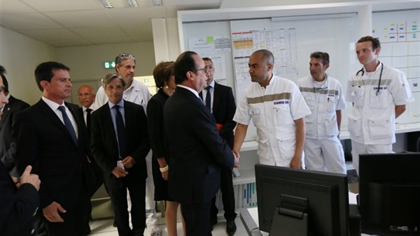 بالصور..الرئيس الفرنسى فى زيارة لضحايا حادث "نيس" الأرهابى