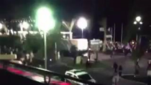 بالفيديو.. فرنسي يحاول ايقاف سيارة «نيس» قبل دهس المواطنين بالفيديو.. فرنسي يحاول ايقاف سيارة «نيس» قبل دهس المواطنين