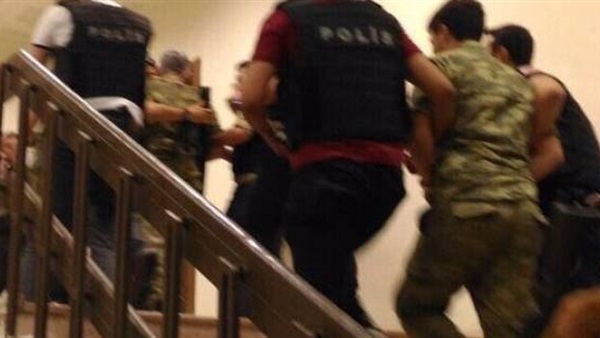 بالفيديو.. لحظة القبض على عناصر تابعة للجيش فى تركيا بالفيديو.. لحظة القبض على عناصر تابعة للجيش فى تركيا