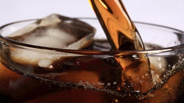 دراسة: المشروبات الغازية تتسبب في تراكم الدهون حول أعضاء الجسم الداخلية