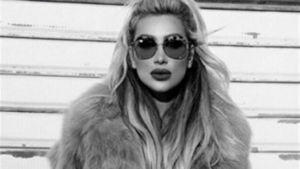 بالصور..مايا دياب تثير الجدل بالمايو أسفل الفورير 