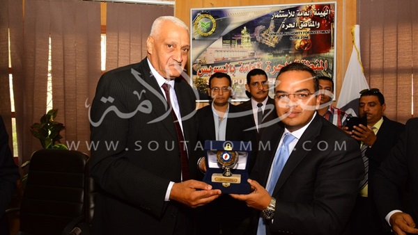بالصور..محافظ السويس يلتقى«خضير»لحل مشاكل المستثمرين بالصور..محافظ السويس يلتقى«خضير»لحل مشاكل المستثمرين