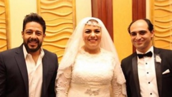 بالصور.. «حماقى» يلبى أمنية معجبة بحضور حفل زفافها بالصور.. «حماقى» يلبى أمنية معجبة بحضور حفل زفافها