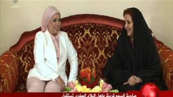 بالفيديو والصور.. قرينة ملك البحرين تستقبل انتصار السيسي
