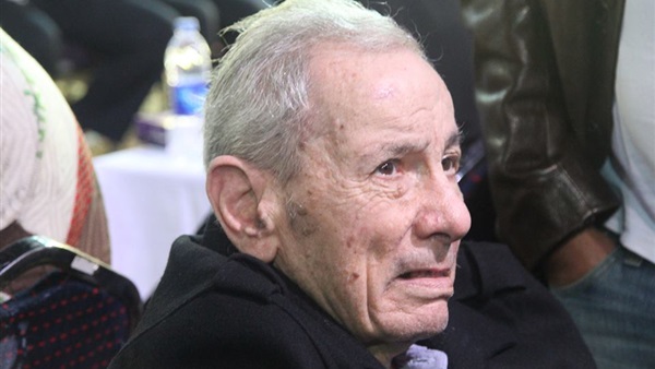 جثمان «طارق سليم» يصل مسجد «مصطفى محمود» جثمان «طارق سليم» يصل مسجد «مصطفى محمود»