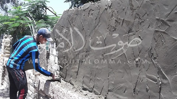 بالصور..دهان أسوار المدارس والكباري بالمنيا ضمن مبادرة «حلوة يا بلدي»