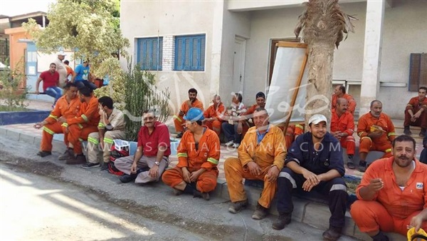 بالصور .. اعتصام عمال شركة «التمساح» لبناء السفن بالإسماعيلية 