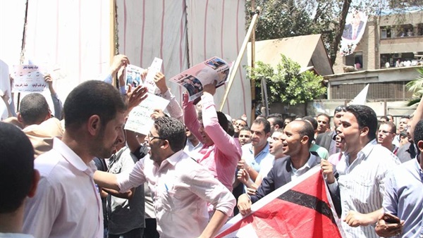 بالصور.. حملة الماجستير يجددون وقفتهم الاحتجاجية أمام «المحاميين» بالصور.. حملة الماجستير يجددون وقفتهم الاحتجاجية أمام «المحاميين»