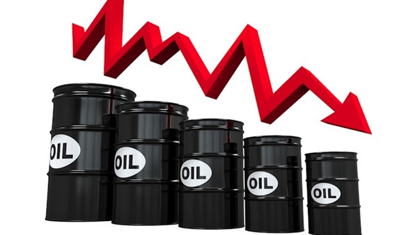 انخفاض سعر النفط بسبب تباطؤ النمو الإقتصادى الأمريكى