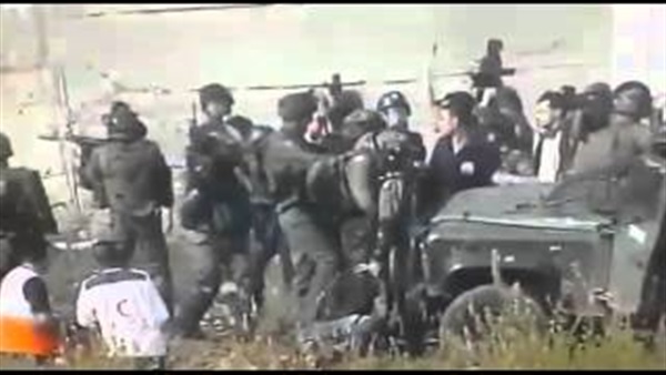 بالفيديو.. لحظة دهس شاب فلسطيني بسيارة تابعة لقوات الاحتلال بالفيديو.. لحظة دهس شاب فلسطيني بسيارة تابعة لقوات الاحتلال