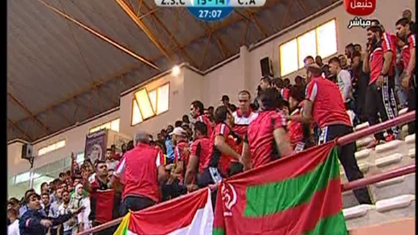 اشتباكات بين جماهير الأفريقى والزمالك فى نهائى اليد اشتباكات بين جماهير الأفريقى والزمالك فى نهائى اليد