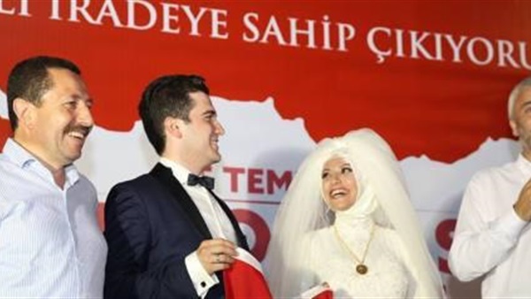 بالصور..عروسان يتركان زفافهما للمشاركة في المظاهرات التركية بالصور..عروسان يتركان زفافهما للمشاركة في المظاهرات التركية