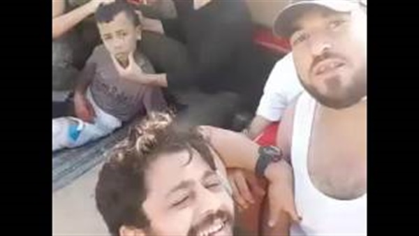 تداول مقطع فيديو يظهر مقاتلين يذبحون طفلا في حلب تداول مقطع فيديو يظهر مقاتلين يذبحون طفلا في حلب