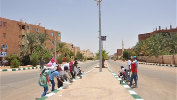 بالفيديو والصور.. محافظ الوادي الجديد يتفقد أعمال مبادرة «حلوة يا بلدي»