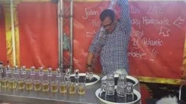 بالفيديو..عامل بار يستعرض مهاراته فى  صب 17 كأسا في وقت واحد