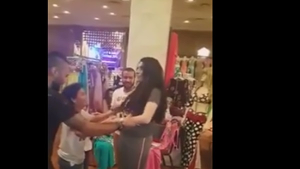 بالفيديو..«دينا» تتعرض لموقف طريف اثناء قيادتها «سكوتر»