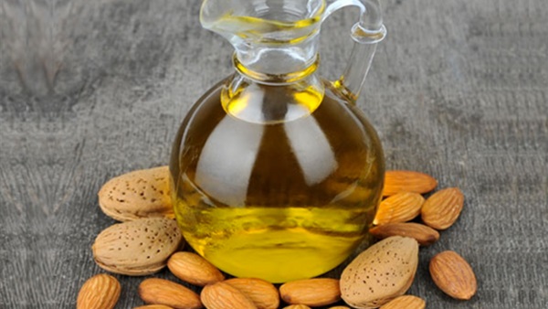 زيت اللوز لحماية أذن الطفل من الالتهابات بسبب حمامات السباحة زيت اللوز لحماية أذن الطفل من الالتهابات بسبب حمامات السباحة
