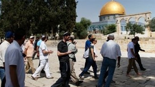عشرات المستوطنين يقتحمون الأقصى وسط حراسة الشرطة الإسرائيلية عشرات المستوطنين يقتحمون الأقصى وسط حراسة الشرطة الإسرائيلية