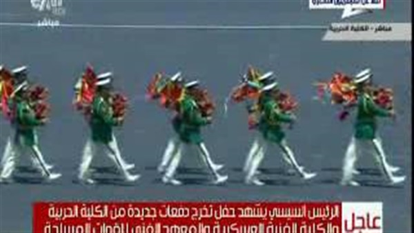 بالفيديو.. طلبة «الحربية» يرددون الأغاني الوطنية أمام السيسي بالفيديو.. طلبة «الحربية» يرددون الأغاني الوطنية أمام السيسي