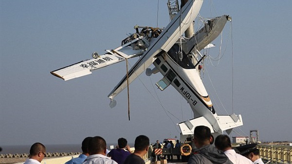 بالصور.. مصرع 5 أشخاص في اصطدام طائرة بأحد الجسور في الصين