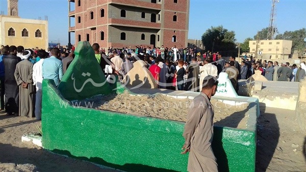 بالفيديو والصور..الآلآف من أهالي«كوم الرمل»يشيعون جثمان شهيد سيناء