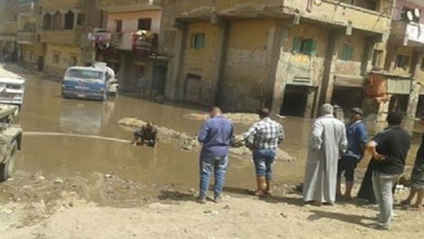 بالصور.. شفط المياة الناتجة عن انفجار ماسورة بالقناطر الخيرية بالصور.. شفط المياة الناتجة عن انفجار ماسورة بالقناطر الخيرية