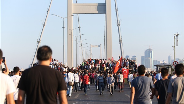 القبض على الضابط المسؤول عن إغلاق جسري إسطنبول في خزانة للملابس القبض على الضابط المسؤول عن إغلاق جسري إسطنبول في خزانة للملابس