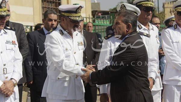 بالصور.. مدير الامن يتلقي عزاء حكمدار القاهرة بمسجد السيدة نفيسة 