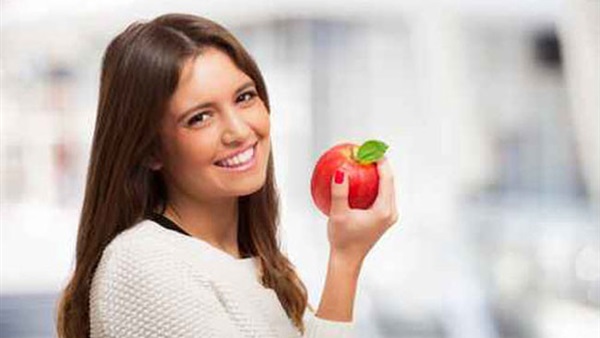 باحثون: تناول تفاحة قبل التسوق يحثك على شراء طعام صحي