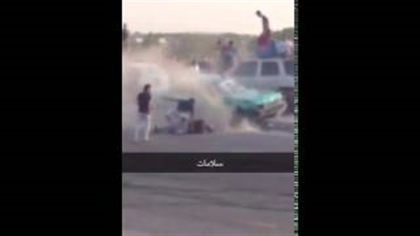 بالفيديو.. سائق متهور يدهس مجموعة أشخاص بالسعودية بالفيديو.. سائق متهور يدهس مجموعة أشخاص بالسعودية