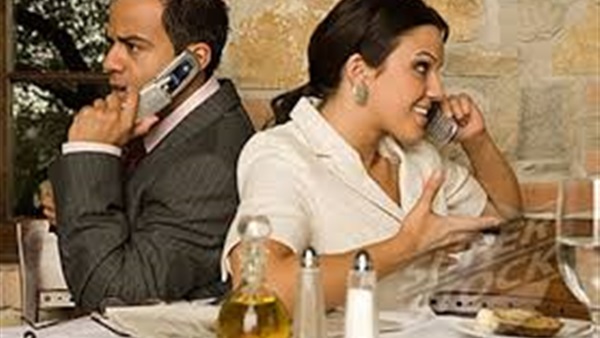باحثون: الهواتف الذكية تقتل "الحميمية" فى العلاقات الزوجية
