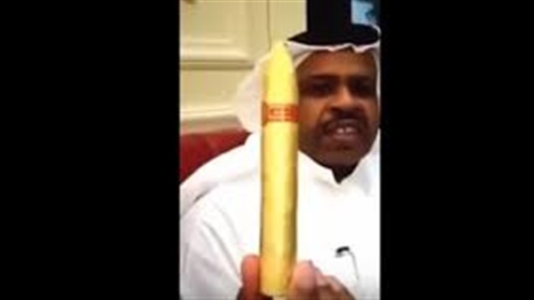 بالفيديو.. قطري يدخن سجائر من الذهب الخالص
