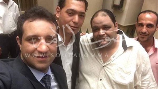 بالصورة.. أحمد مرتضى يودع البرلمان بـ«سيلفي» مع عمال البوفيه بالصورة.. أحمد مرتضى يودع البرلمان بـ«سيلفي» مع عمال البوفيه