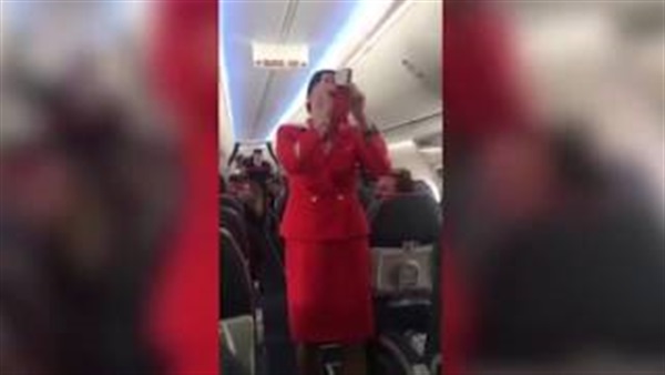 بالفيديو..مشجعون كرة قدم يمنعون مضيفة من أداء عملها بالفيديو..مشجعون كرة قدم يمنعون مضيفة من أداء عملها