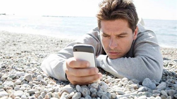 دراسة: الرجال هم الأكثر إدمانًا للهواتف الذكية والدردشة من النساء
