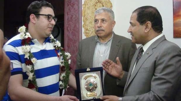 جامعة طنطا تكرم النقيب محمود الكومى بطل المفرقعات