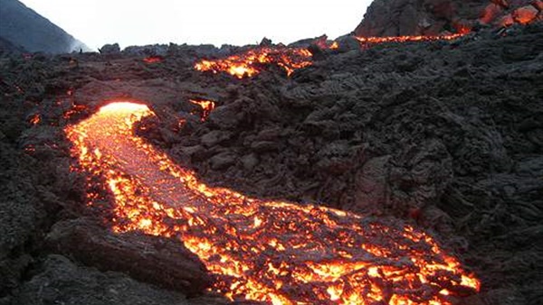 بالفيديو.. الحمم البركانية تدمر غابات هاواي