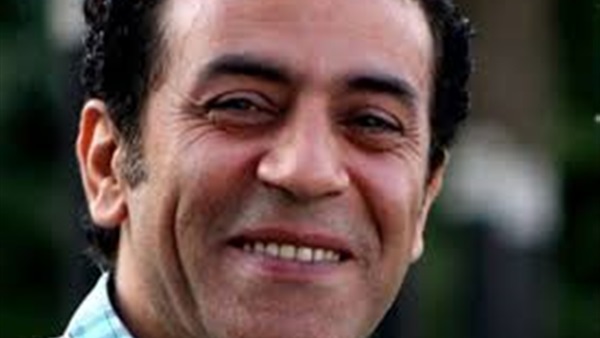 بالصورة.. صبرى فواز ينعى الراحل «محمد خان»