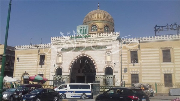 بالصور.. هدوء في محيط مسجد السيدة نفيسة قبل جنازة «محمد كامل»