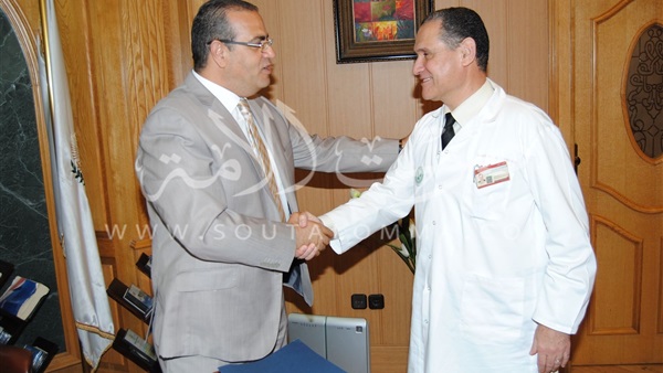 رئيس جامعة المنصورة يكرم «أحمد شقير» لانتهاء إدارته لمركز الكلى