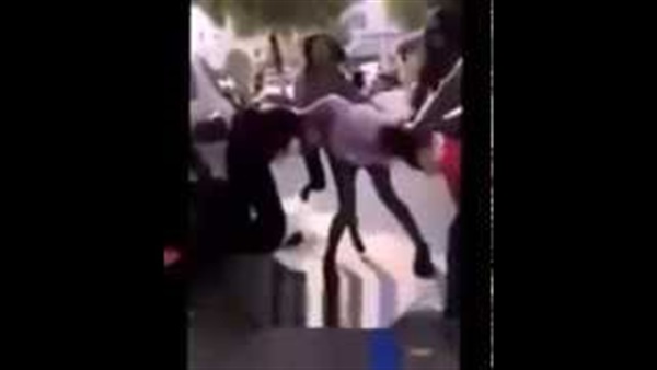 بالفيديو.. «خناقة حريمي» بين مجموعة فتيات بالفيديو.. «خناقة حريمي» بين مجموعة فتيات