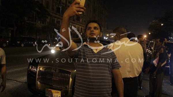 بالصور.. «السيلفى» يطارد محمد رمضان وسيارته